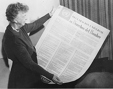 Eleanor Roosevelt sosteníendo la Declaración Universal de los Derechos del Hombre en español