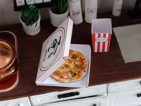 Miniatur-Pizza und Popcornschachtel