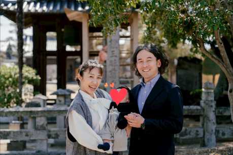初孫と祖父母の記念写真