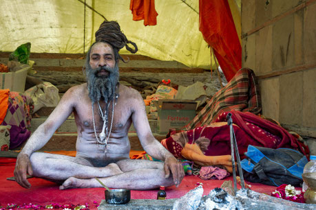 Ein nakter Sadhu in Varanasi zu Besuch