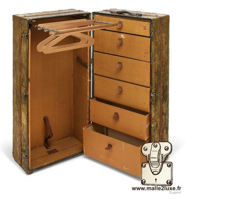 Malle wardrobe explorateur Louis Vuitton - 189 000 €