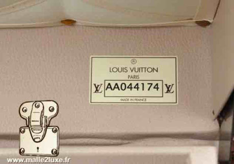 Etiquette boite cuir bordure cousu R Louis Vuitton Paris Made in france