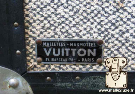 Plaque rivetée Louis Vuitton : Mallettes - Marmottes Vuitton Av. Marceau 78 bis - Paris