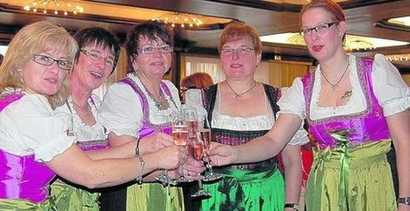 Alle Blicke auf sich zogen die feschen Landfrauen Ingrid Thomas aus Reilos, Britta Kersch aus Mecklar, Heidi Curth aus Meckbach und Elvira Bowien aus Reilos mit ihrer Tochter Sylvia Göbel, die in Rohrbach wohnt (v.l.).