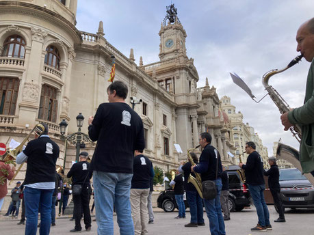 La Banda Municipal protestando frente al Ayuntamiento de Valencia