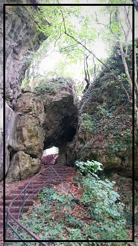 Treppenstiegen im Karstplateau an der Kakushöhle
