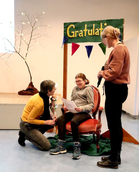 Michelle erhält das Diplom «Die Heimreise – Meisterin». 