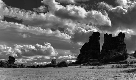 randonnee-grands-causses-corniches-du-rajol-roquesaltes-causse-noir-credit-photo-le-colombier-saint-veran-gite-exception-aveyron-region-occitanie