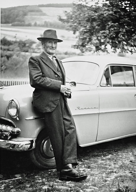 Sichtbar stolz war Großvater über die Neuanschaffung: 1958 wurde das erste Auto angeschafft.