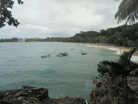 Une vue s^pectaculaire sur la baie et la plage ; au fond, le quartier de El Batey