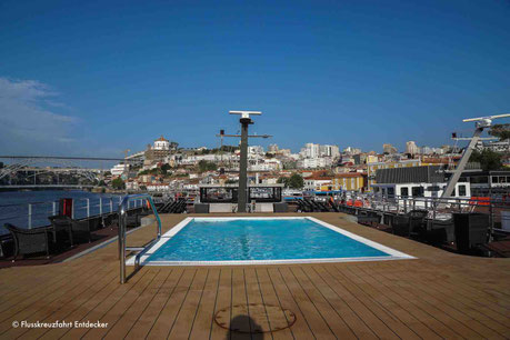 Der recht große Swimmingpool auf dem Sonnendeck