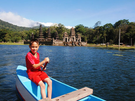 Boottocht op het Tamblingan meer in noord Bali