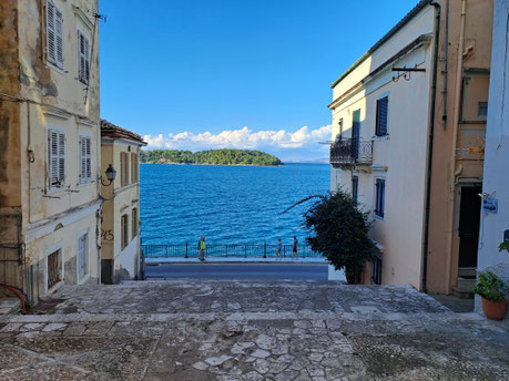 Fragen und Antworten FAQ zur ERASMUS Auslandskrankenversicherung für Studenten, Praktikanten, Berufsschüler und zur Reise-Haftpflichtversicherung der HanseMerkur Reiseversicherung