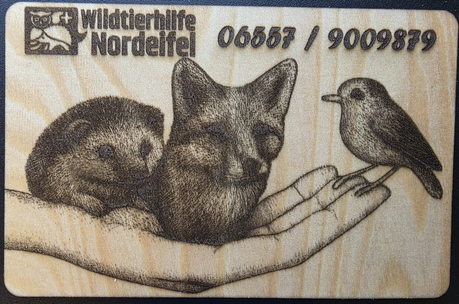 Als kleine Erinnerung durfte sich jeder Besucher ein von Holger Zöller aus naturbelassnem Lindenholz hergestelltes Schild der Wildtierhilfe Nordeifel mit nach Hause nehmen.
