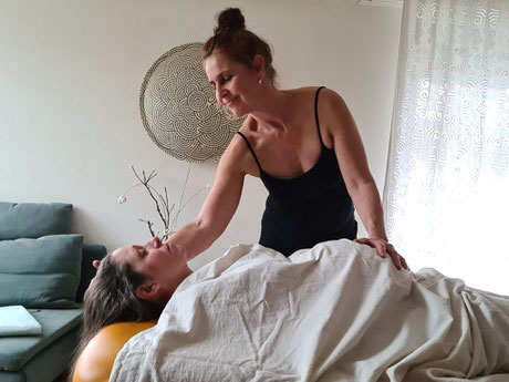 tiefe Entspannung und Wohlgefühl durch sanfte, langsame Bauchmassage 