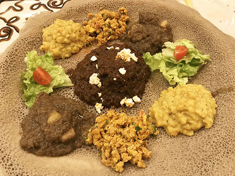 これが「インジェラ」というエチオピアの国民的料理です。