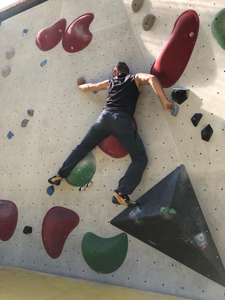 Physiotherapeut Clemens Luger beim Bouldern / Klettern