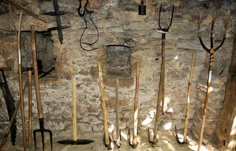 Outils agricoles traditionnels utilisés au début du XXe siècle à Saint-Amand-Magnazeix