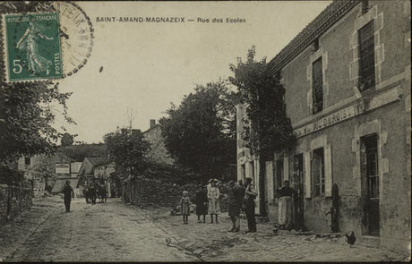 Rue des écoles, auberge, habitants vers 1900 à Saint-Amand-Magnazeix, photo AD 87