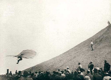 Flug Lilienthals vom Fliegeberg Lichterfelde am 29. Juni 1895 Q.: Wikipedia