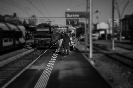 Eine mysteriöse gestalt mit Koffer in der Hand ist am Bahnhof Sursee zu sehen. Ob sie in die Smartphone Schnitzeljagt Bankraub in Sursee verwickelt ist wird die Gruppe herausfinden müssen. 