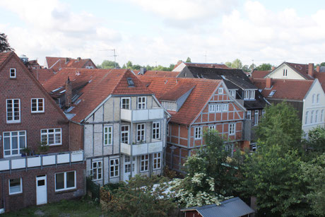 Blick aus dem Zimmer drei auf Fachwerkhäuser