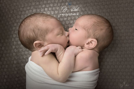 photo bébé jumeau emmaillotage de bébé photographe