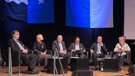 Seetalkonferenz 2023 in Aesch: Moderator Maurice Velati bringt Luzerner und Aargauer Politikerinnen und Politiker zusammen und diskutiert mit ihnen die Hürden der grenzübergreifenden Planung. (Bild: Lebensraum Lenzburg Seetal / Idee Seetal / zvg)