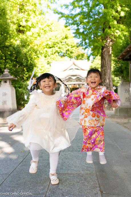東京・浅草の神社で七五三を祝う女の子たちがジャンプして笑う元気な姿