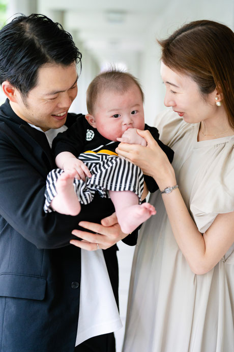 水天宮でのお宮参りをする赤ちゃんとご家族の写真
