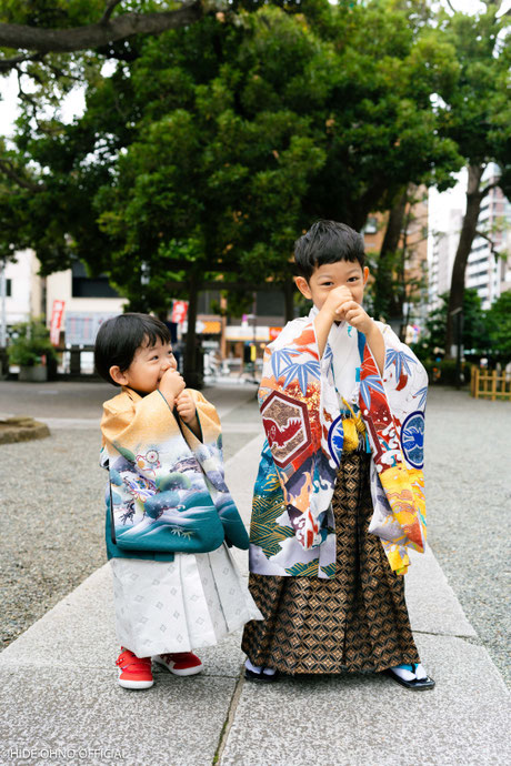 東京・神田明神で七五三を迎えた袴姿の兄弟が並んで笑顔を見せる記念写真