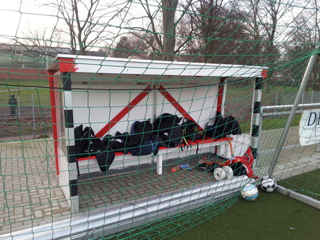 Neue Trainerbänke (30.01.14)