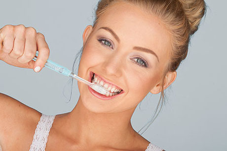Wichtig: Vor und nach dem Home-Bleaching die Zähne gründlich reinigen! 