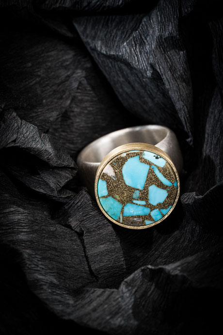 Auf Schwarzem Krepp: Ring aus Gold und Silber mit Türkis in Bronze von Urte Hauck, Hemmingen