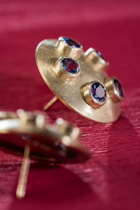 Auf Rotem Krepp: Ohrstecker aus Gold mit Tansantit von Urte Hacuk Hemmingen