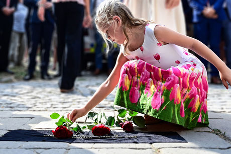 Naima Herzog ehrt die Stolpersteine der Familie von Lise Schwarz