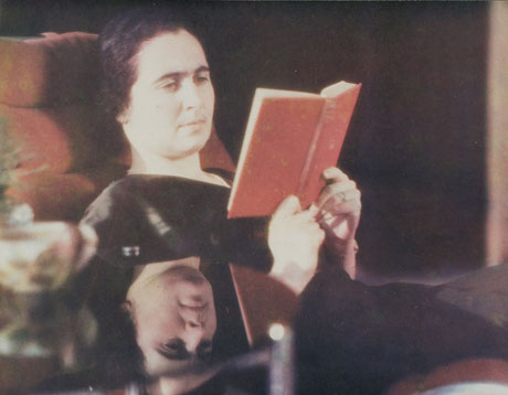 Grete Tugendhat im Chaiselongue des Hauses Tugendhat. Foto (Duxochromie) Fritz Tugendhat, ca. 1934