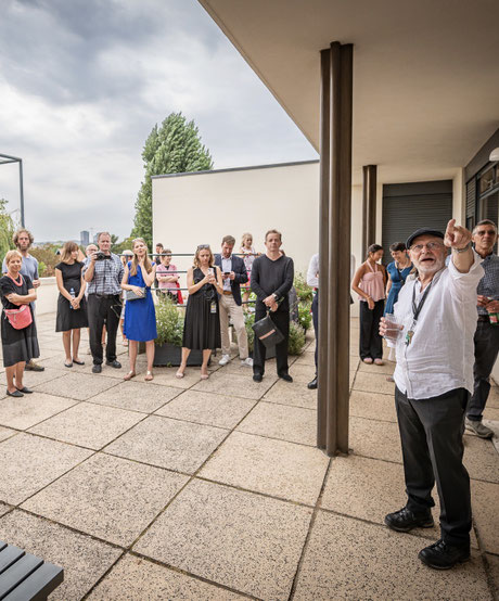 Brno, Haus Tugendhat, Führung durch Ivo Hammer-Tugendhat. Foto: Jakub Snaidr, 26.9.2024 (nach der Einweihung der Stolpersteine)