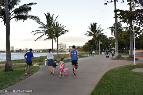 海沿いの道をランニング、というこれぞオーストラリアな光景