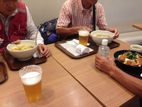 フライトは21:00過ぎなので軽めに食事をとっておきます。
