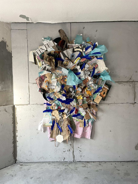 poetische Assemblage mit Papier und Fundstücken
