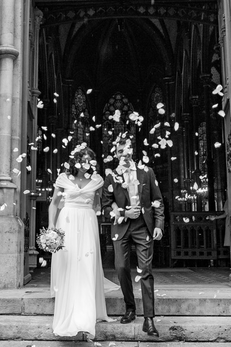 photographe mariage paris église parisienne photo mariage bohème chic élégant romantique haut de gamme bouquet fleurs mariée