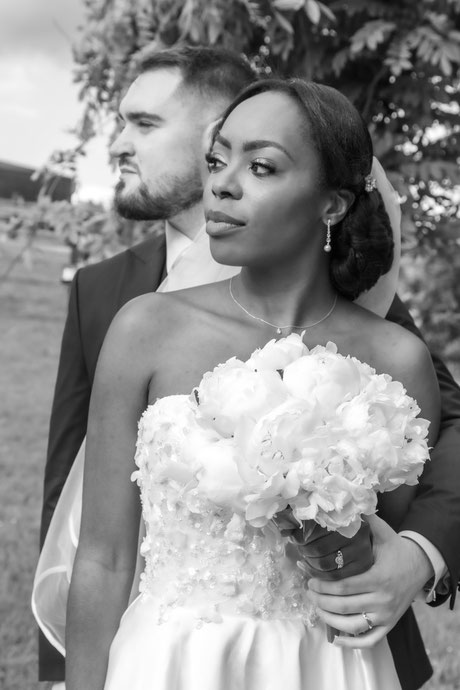 photographe mariage domaine les hirondelles bouquet fleurs pivoines mariage chic élégant romantique haut de gamme