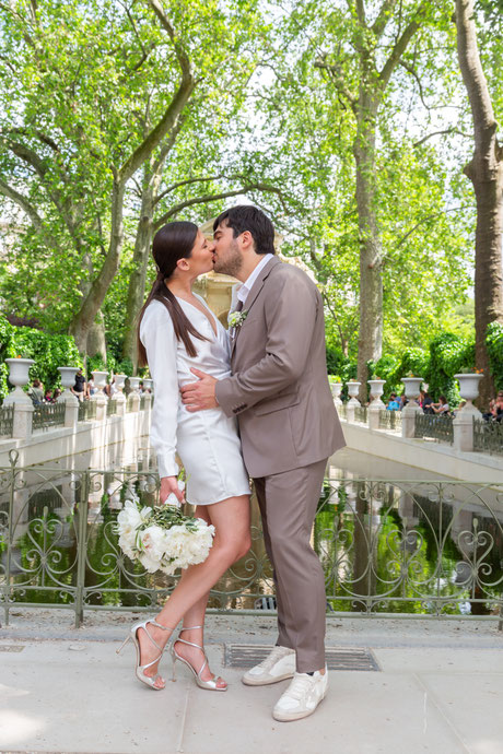 photographe mariage paris mairie Paris 5 mariage parisien chic élégant haut de gamme mariée bouquet fleurs Jardin du Luxembourg Paris 6 séance photo couple