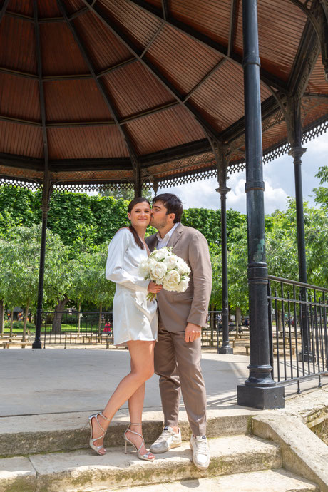 mariage parisien élégant haut de gamme romantique bohème chic mariée marié bouquet fleur floral cérémonie mairie Paris 6ème Jardin du Luxembourg photographie poétique artistique photo mariage Paris 6 photographe professionnelle Paris 6ème arrondissement