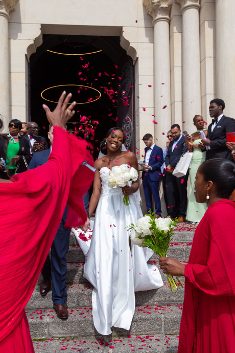 photographe mariage Paris mariée robe bouquet fleurs mariage chic élégant romantique haut de gamme sortie des mariés église pétales fleurs 