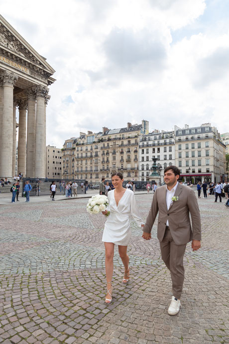 photographe mariage paris mairie Paris 5 mariage parisien chic élégant haut de gamme mariée bouquet fleurs pivoines place du panthéon