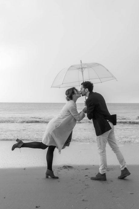 séance photo couple pré mariage plage houlgate normandie photographe
