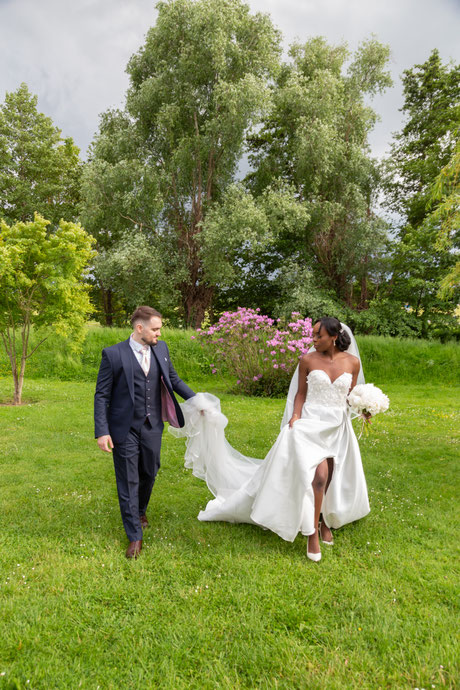 photographe mariage domaine les hirondelles bouquet fleurs pivoines mariage chic élégant romantique haut de gamme
