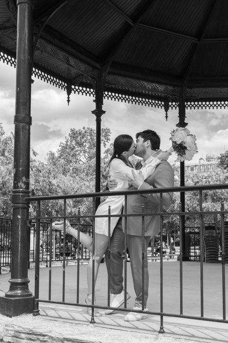 photographe mariage paris mairie Paris 5 mariage parisien chic élégant haut de gamme mariée bouquet fleurs Jardin du Luxembourg Paris 6 séance photo couple